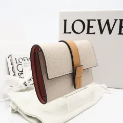 ★3日以内返品可★ 美品 LOEWE ロエベ ソフトカーフレザー スモール バーティカル ウォレット ライトオーツ ハニー C660S86X01 三つ折り財布 ベージュ ピンク グレインカーフレザー レディース