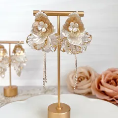 ゴールド×ホワイトフラワー 花びら 華奢チェーン《ピアス/イヤリング》