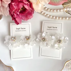 2色の花びら 立体ホワイトフラワー《ピアス/イヤリング》