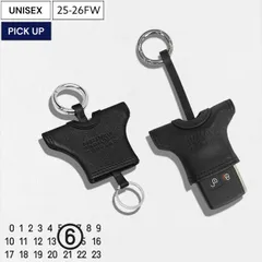 【定価30,800円(税込)】MM6 Maison Margiela エムエムシックス メゾンマルジェラ 存在感を放つナンバリングロゴデザイン！！小物使いで差をつけるTシャツ型 ナッパレザーキーチェーン   キーリング キーホルダー ナンバリングロゴ SA6U