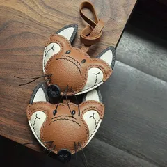狐 キーホルダー バッグチャーム アクセサリー 革小物 キーリング キーイング 車の鍵 チャーム ストラップ ギフト プレゼント 記念日 お祝い プチギフト 男女兼用 ハンドメイド 天然レザー 手作り SGPJ038