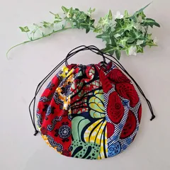 【1点限り】まんまる巾着　ショルダーバッグ　パッチワーク(赤系)　ハンドメイド　アフリカンプリント　アフリカ布