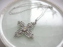 スワロフスキーのマットシルバークロスペンダント