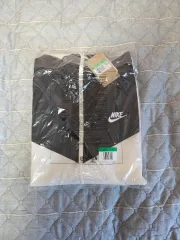 ナイキ ウィンドブレーカー