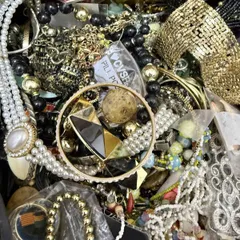 【A】8.3kg アクセサリー まとめ売り ネックレス 指輪 ブローチ リング ジュエリー コスチューム ジャンク 買取 セット 卸売 大量 リメイク まとめて 遺品整理 イミテーション コスチューム ジャンク 現状品 金属 メッキ バングル 個 点 Q754