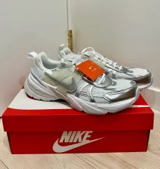 (285)(新品)NIKE(ナイキ) スニーカー V2K RUN 白(ホワイト) メタリックシルバー