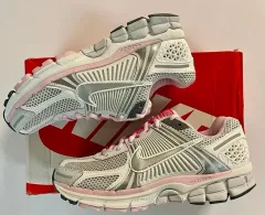 (235)(新品)ナイキ ズーム ボメロ 5 メタリック シルバー ピンク