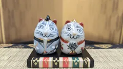 波佐見焼　ねこびな　ペアセット　雛人形　置物　有田焼　陶器製　縁起物　招き猫　飾り台座付き