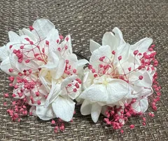 プリザーブドフラワー髪飾り　ホワイト＋赤系カスミソウピン2本セット