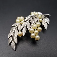 50'60's Crown Trifari パールの葉 ヴィンテージ リーフ ブローチ シルバートーン 上品 エレガント コスチュームジュエリー Y26-C
Trifari