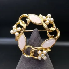 80'90's頃 Trifari TM モダン エレガント ピンク カボション ヴィンテージ リース ブローチ ゴールドトーン 上品 パールお花 装飾 Y26-C
Trifari