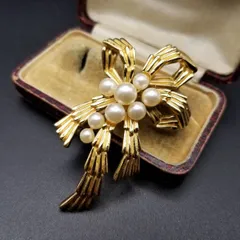 50'60's Crown Trifari パールでデコレートされたリボン ヴィンテージ ブローチ ゴールドトーン 立体感 コスチュームジュエリー Y26-C
Trifari