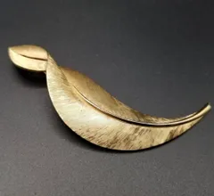 50'60's Crown Trifari モダン エレガンス ヴィンテージ リーフ ブローチ ゴールドトーン 曲線美 大ぶり コスチュームジュエリー Y26-C
Trifari