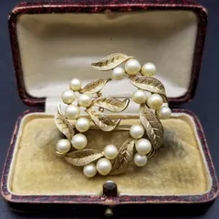 50'60's Crown Trifari パールの植物 ヴィンテージ フローラル ブローチ リース ゴールドトーン 曲線美 エレガント ジュエリー Y26-C
Trifari