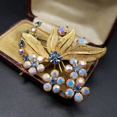 オーストリア ヴィンテージ 白い小花 ブルーラインストーン フローラル ブローチ ゴールドトーン レトロ ボタニカル Made in Austria Y26-C