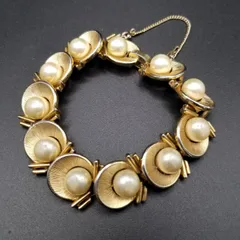 50'60's Crown Trifari 貝のような パール装飾 ヴィンテージ ブレスレット ゴールドトーン テクスチャー ゴージャス ジュエリー Y26-D
Trifari