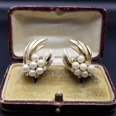 50'60's Crown Trifari パール装飾 ヴィンテージ フローラル イヤリング ゴールドトーン 立体 上品なサイズ コスチュームジュエリー Y26-D