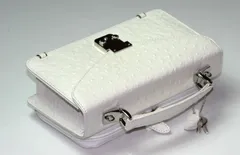 《送料無料＆税込価格》《新品未使用》《数量限定》《特別価格》United HOMME -President-！牛革！オーストリッチ型押し加工！背面財布機能付き！ショルダーストラップ付属！男女兼用！ミニセカンドクラッチバッグ　UHP-2114　WH