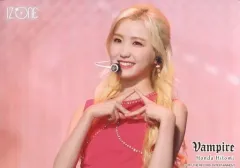 【中古】生写真(女性) IZ*ONE/本田仁美/ライブフォト・横型・バストアップ・衣装赤・左向き/『Vampire』リリース記念 ランダム生写真 EYES ON ME IN JAPAN＠幕張メッセver