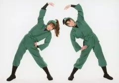 【中古】生写真(男性) 渡辺和貴(潮江文次郎)・反橋宗一郎(善法寺伊作)/横型・全身・衣装緑・片手腰・体傾け・足開き・歯見せ・キャラクターショット/「ミュージカル『忍たま乱太郎』第10弾 ～これぞ忍者の大運動会だ!～」ブロマイド第1弾