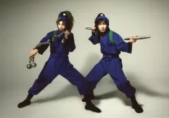 【中古】生写真(男性) 栗原大河(竹谷八左エ門)・山木透(久々知兵助)/横型・全身・衣装青・足広げ・両手武器・背景グレー・キャラクターショット/「ミュージカル『忍たま乱太郎』第10弾再演 ～これぞ忍者の大運動会だ!～」ブロマイド