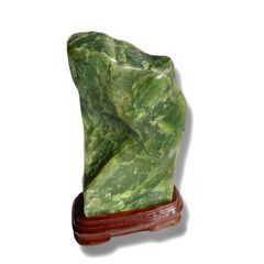 翡翠の置物 ひすい 玉の原石 木製台座付き 天然石 緑石 鑑賞石 - メルカリ