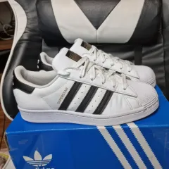 アディダス SUPERSTAR 白黒 スニーカー (225)