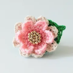 お花ブローチ５９.ライトベージュとバイカラーピンク（葉っぱ付）