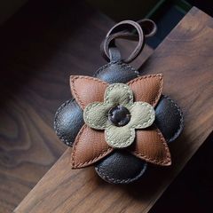 blue_moon フラワータッセルチャーム2点 blue_moon様専用 フラワータッセルチャーム2点 - メルカリ