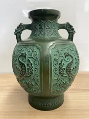 孔雀と花模様の彫刻　ダークグリーン　花瓶