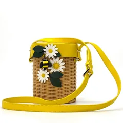 陽だまりの主役級✨　kate spade new york　ショルダーバッグ カゴショルダー フラワー 蜂モチーフ 斜めがけ レザー　イエロー