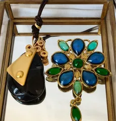 【値下げ】2点セット！アンティーク ブラックストーンとゴールドのペンダント＆青と緑ブローチ