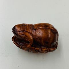 橄欖の実彫 根付 「蓮の葉の上のカエル」 江戸時代 - メルカリ