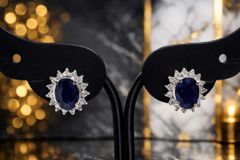 ペアシェイプ ブルーストーンゴールドピアス 両耳用 - メルカリ