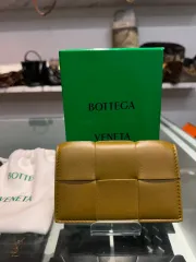 (新品) Bottega Veneta ボッテガ・ヴェネタ 新モデル 二つ折り財布 カードウォレット ブラウン