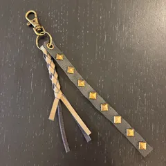 【No.s6】ハンドメイド　高級本牛革レザークラフト　チャーム　キーホルダー　スタッズ　ブラック×ライトグレー