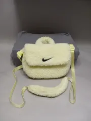 ナイキ ファー クロスボディーバッグ