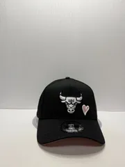 Newera シカゴブルズ ハート 9forty A-FRAME スナップバックキャップ ブラックカラー