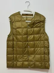 タイオン ダウンベスト カーキ