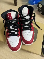 ナイキ ジョーダン1 ミッド 白 ジムレッド ブラック gs 5y