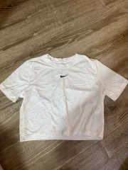 NIKE ナイキ 半袖 クロップドトップス (新品)