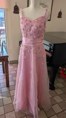 【新品】ピンク地に紫やビーズの花柄装飾ドレス