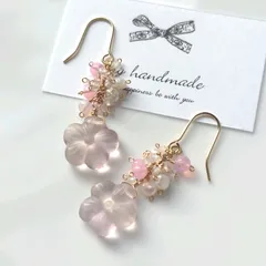 フラワー型フローライトと小粒天然石のピアス