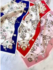 スカーフ　モチーフスカーフ　ビジュー柄　くま　きれいめ　カジュアル　レディース　ギフト　プレゼント　ヘアアクセ　バッグアクセサリー