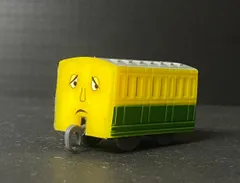 カプセルプラレール　きかんしゃトーマス　　黄いろの客車