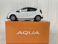 トヨタ アクア NHP10 前期 カラーサンプル ミニカー ⑧ 5A3 イエロー