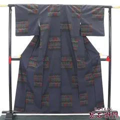 大島紬 紬 袷 レディース 正絹 紺 瓦文様 身丈163cm 裄丈65.5cm 観劇 お出掛け ランチ M～Lサイズ相当