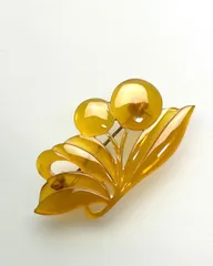 【極上本鼈甲】白甲 彫刻 ブローチ 飴色 木の実・リーフモチーフ