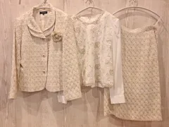 フェアマリー FAIRMARRY ツイード 3点セット スーツ 美品 セレモニー フォーマル ジャケット スカート カットソー ミドル シニア ホワイト系 美品 華やか ドレス レセプション 結婚式 11AR 11号 コサージュ付き 【11586-2】