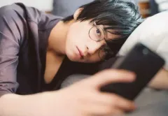 【中古】生写真(男性) 荒牧慶彦/横型・バストアップ・衣装黒・眼鏡・寝そべり/雑誌「週刊ザテレビジョン お正月超特大号」Amazon限定特典ブロマイド【パターンB】